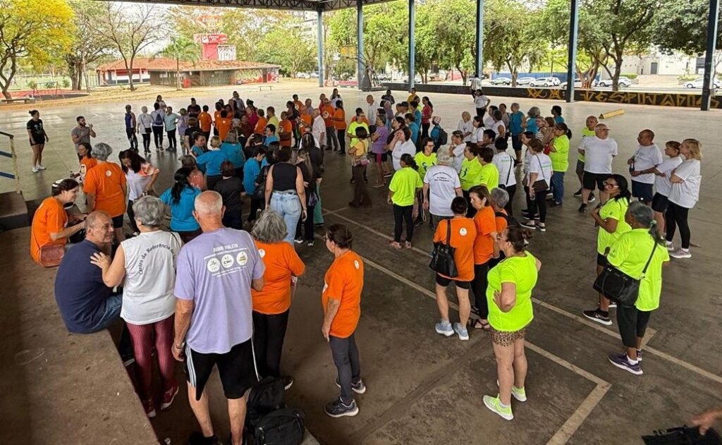 Idosos participam de atividade física - Foto: Gríssia Bueno