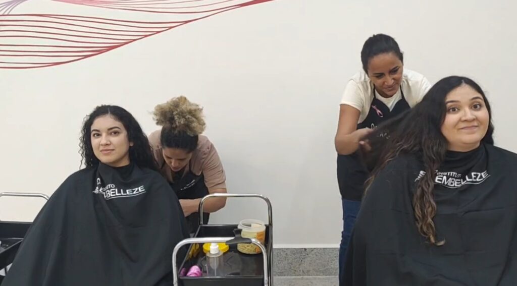 Irmãs Marina e Camille cortam o cabelo na campanha - Carlos Teixeira/Agora Interior