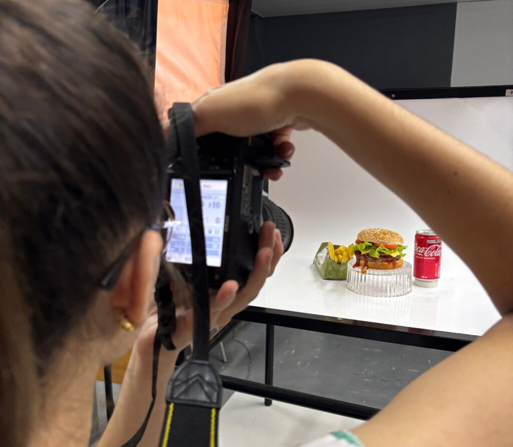 Aluna faz foto publicitária durante aula prática do curso - Colab./Ass. de Imprensa