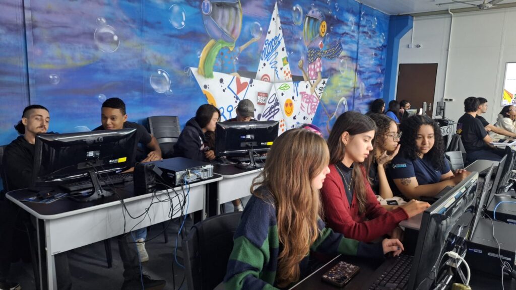 Alunos do curso de design gráfico durante aula - Colab./Ass. de Imprensa