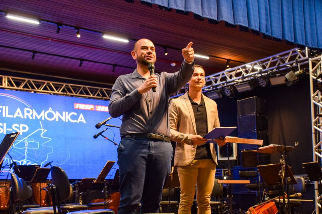Prefeito Diogo Ceschim durante apresentação da Bachiana - Colab./Ass. de Imprensa