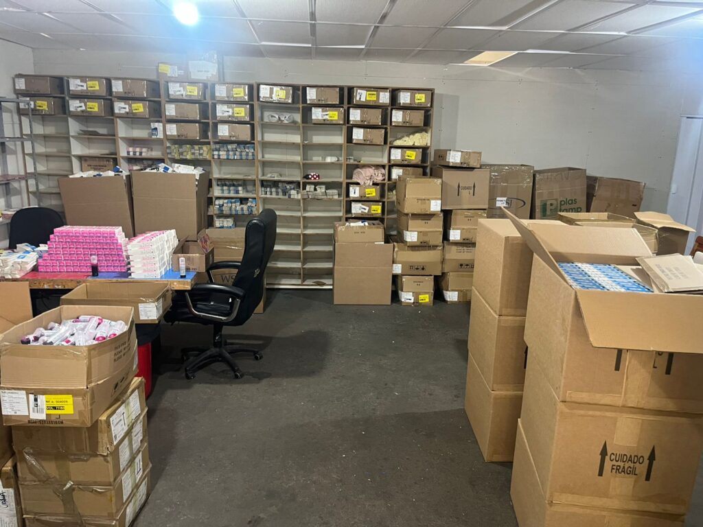 Local tinha várias caixas com aparelhos falsificados - Colab./Polícia Civil