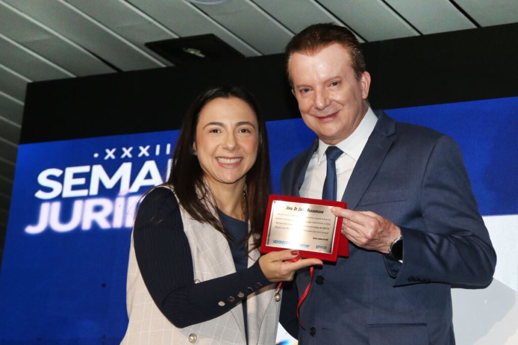 Fernanda Mesquita Serva entrega placa para Celso Russomano - Colab./Ass. de Imprensa