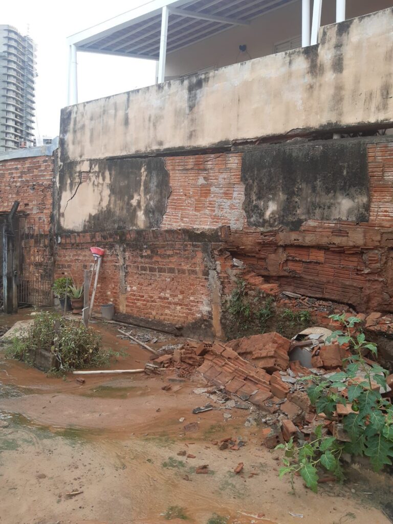 Parte do muro cedeu e obrigou interdição da residência - Colab./Ass. de Imprensa