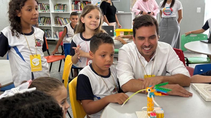 Prefeito Vinicius Camarinha observa bailarina robótica - Colab./Ass. de Imprensa
