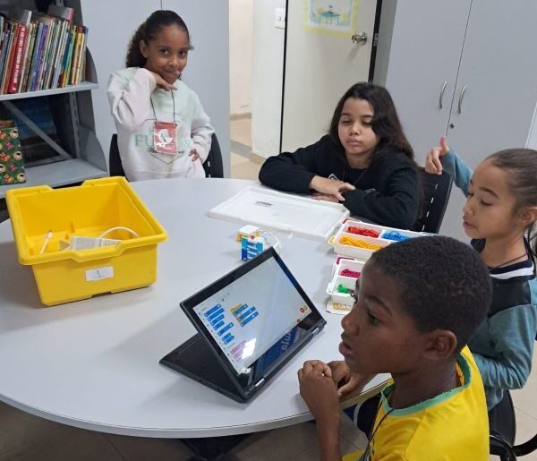 Alunos utiliza tablete durante aula de robótica em escola - Colab./Ass. de Imprensa