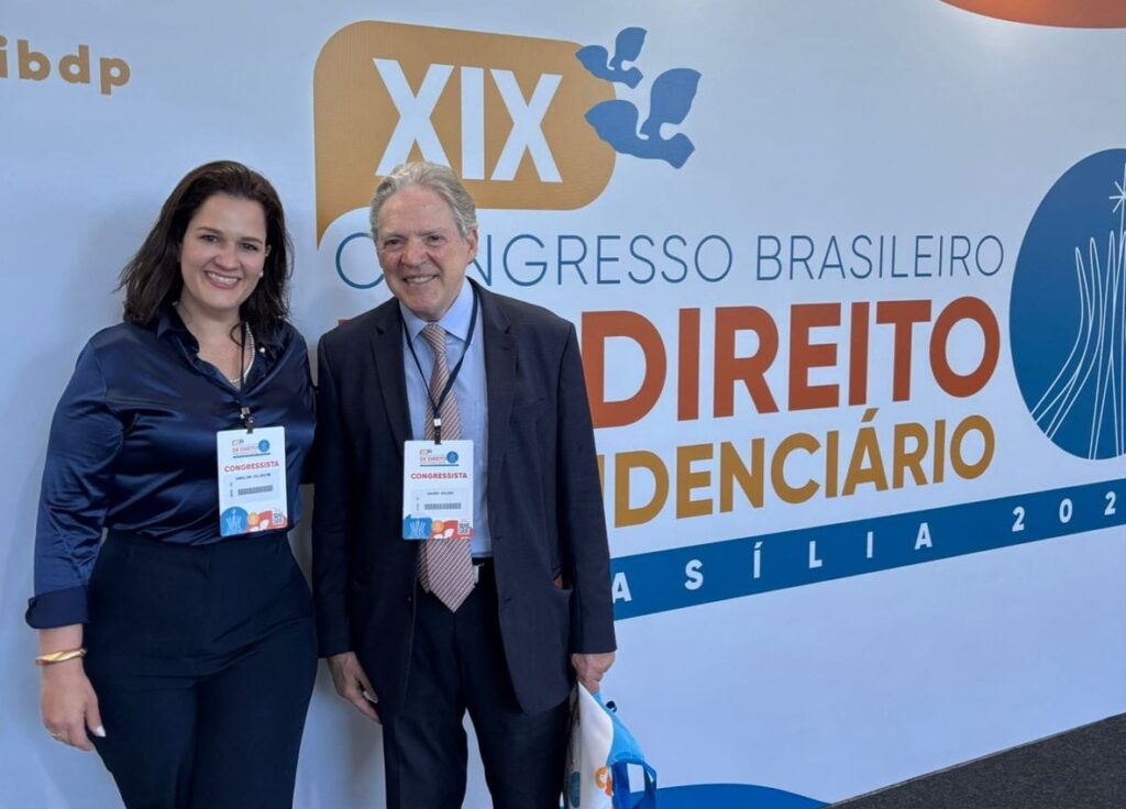 Carolina Silvestre ao lado do professor Sandro Godoy - Colab./Ass. de Imprensa