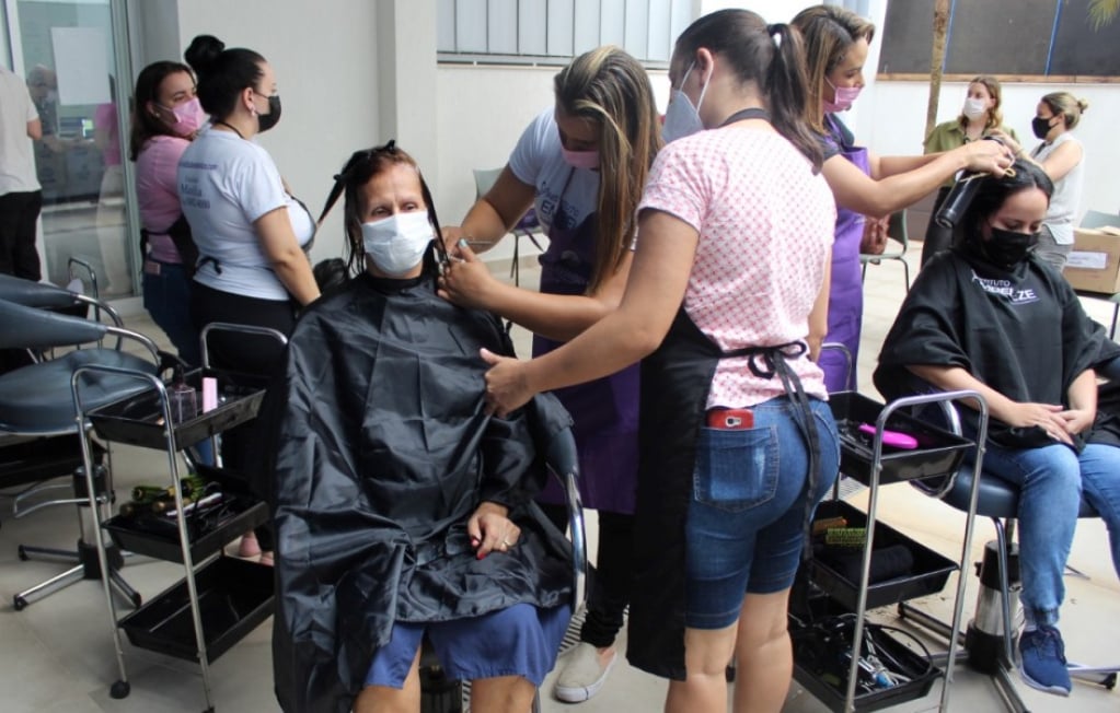 Voluntária faz corte de cabelo durante a campanha - Colab./Ass. de Imprensa