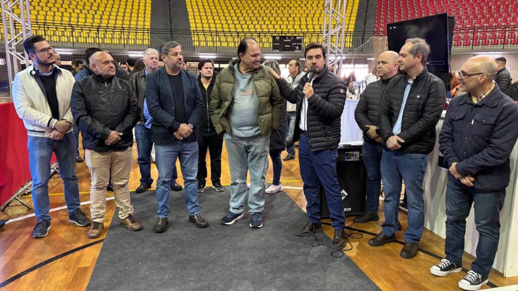 Prefeito Vinicius Camarinha com secretários municipais - Colab./Ass. de Imprensa