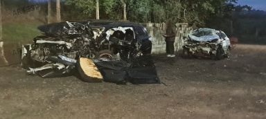 Veículos ficaram destruídos após a violenta batida - Reprod./Artesp