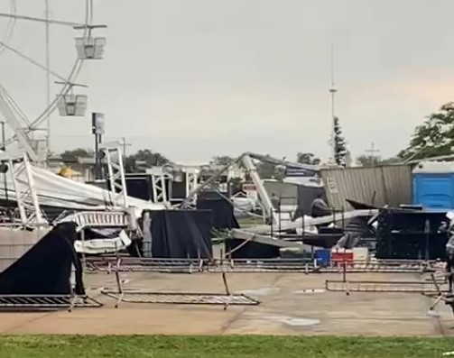 Estrutura não suportou a força do vento e desabou - Reprod./Redes sociais