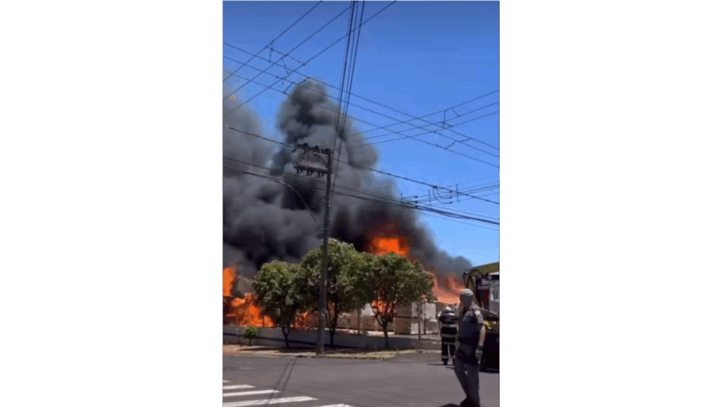 Coluna de fumaça assustou moradores - Foto/Assis City