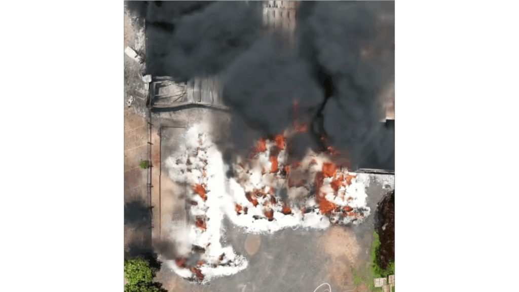 Coluna de fumaça preta foi vista a quilômetros de distância - Foto/Assis City