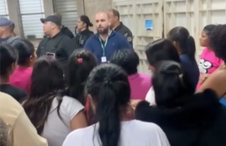 Agente de segurança conversa com familiares - Colab./Ass. de Imprensa