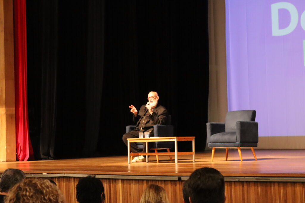 Luiz Pondé durante palestra no teatro Paulo Roberto Lisboa - Foto/Fernanda Padovan