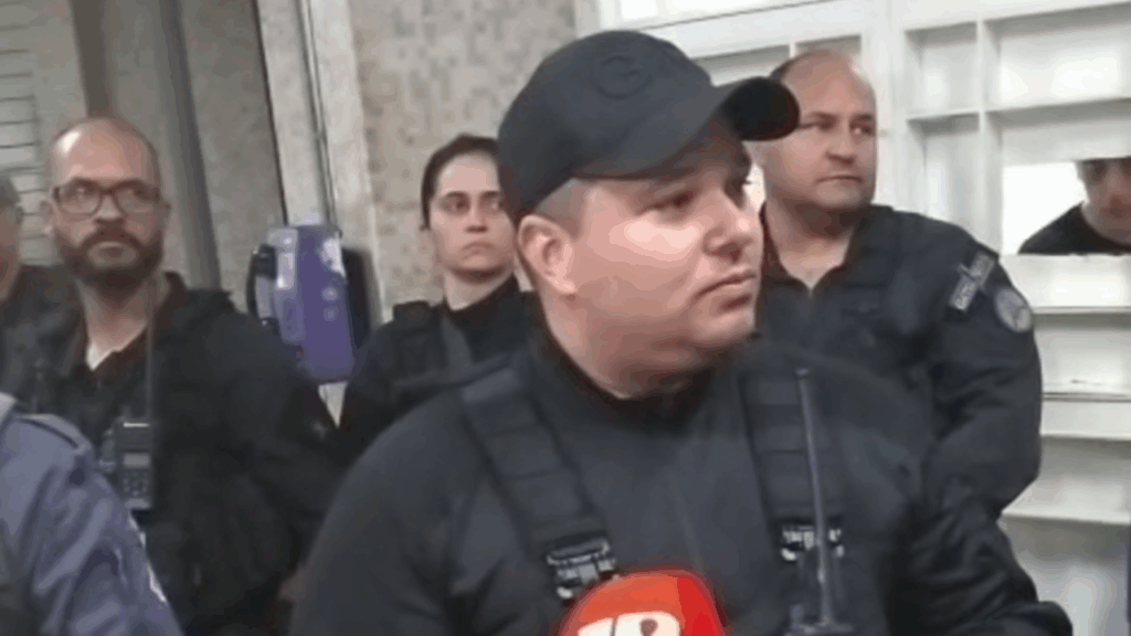 Agente penal conversa com jornalistas após o termino do evento - Reprod./Redes Sociais