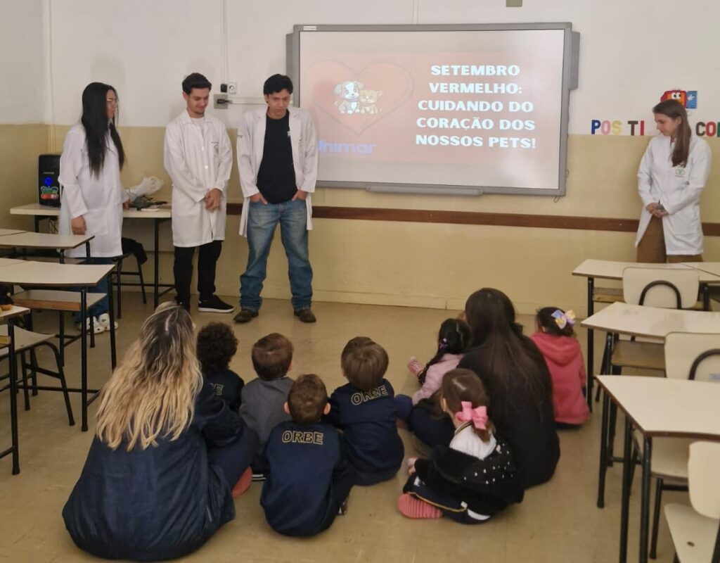 Alunos conversam com visitantes, em sala de aula - Colab./Ass. de Imprensa