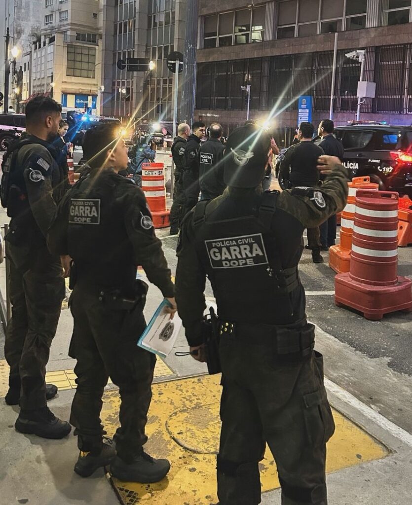 Policiais chegam em local de buscas de prisão e apreensão - Colab./Polícia Civil