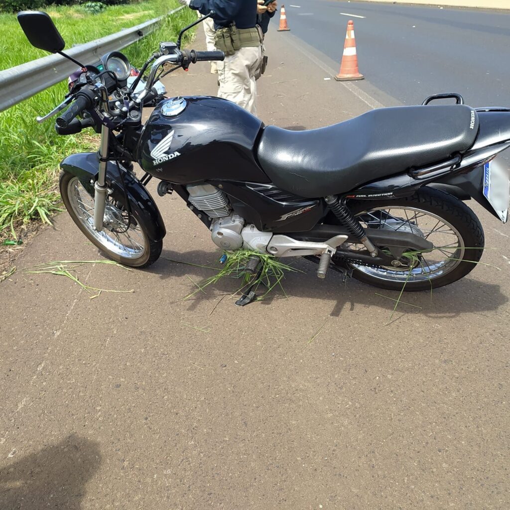 Motocicleta que era conduzida por jovem e a namorada - Colab./PRF