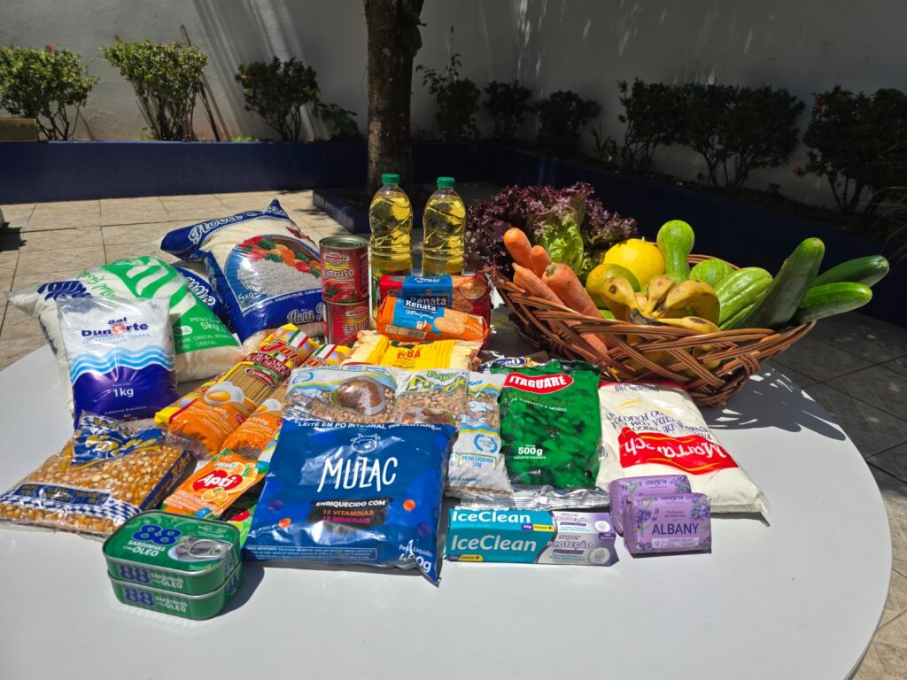 Famílias também recebem biscoitos e outros itens - Colab./Ass. de Imprensa