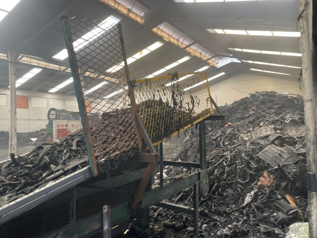 Incêndio destruiu pneus que estavam em barracão - Foto/Defesa Civil