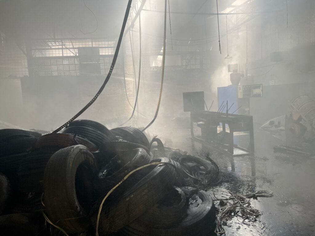 Material altamente inflamável dificultou trabalho - Foto/Defesa Civil