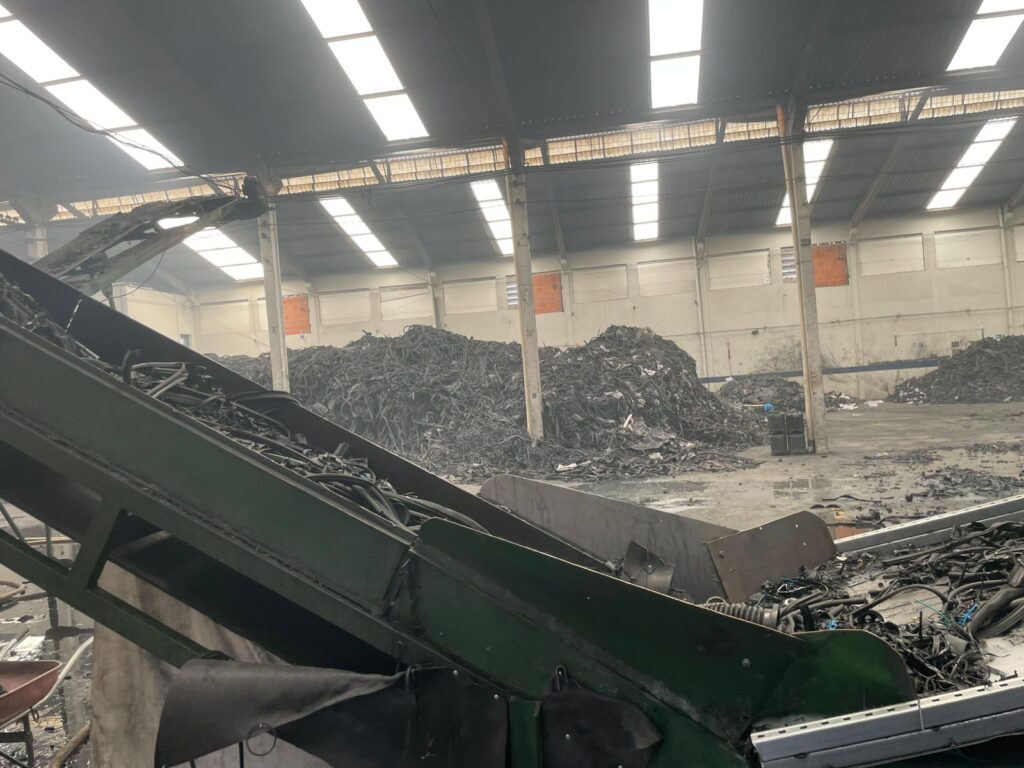 Foto atingiu pneus e maquinários em barracão - Foto/Defesa Civil