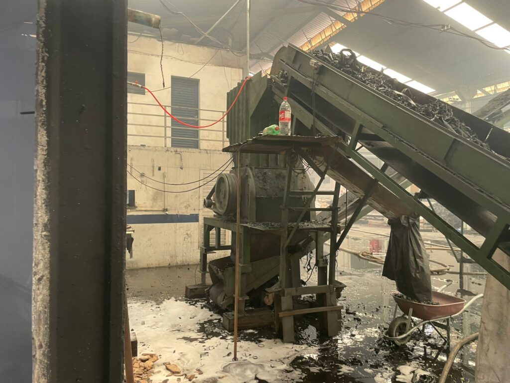 Além dos pneus, maquinário foi atingido pelo fogo - Foto/Defesa Civil
