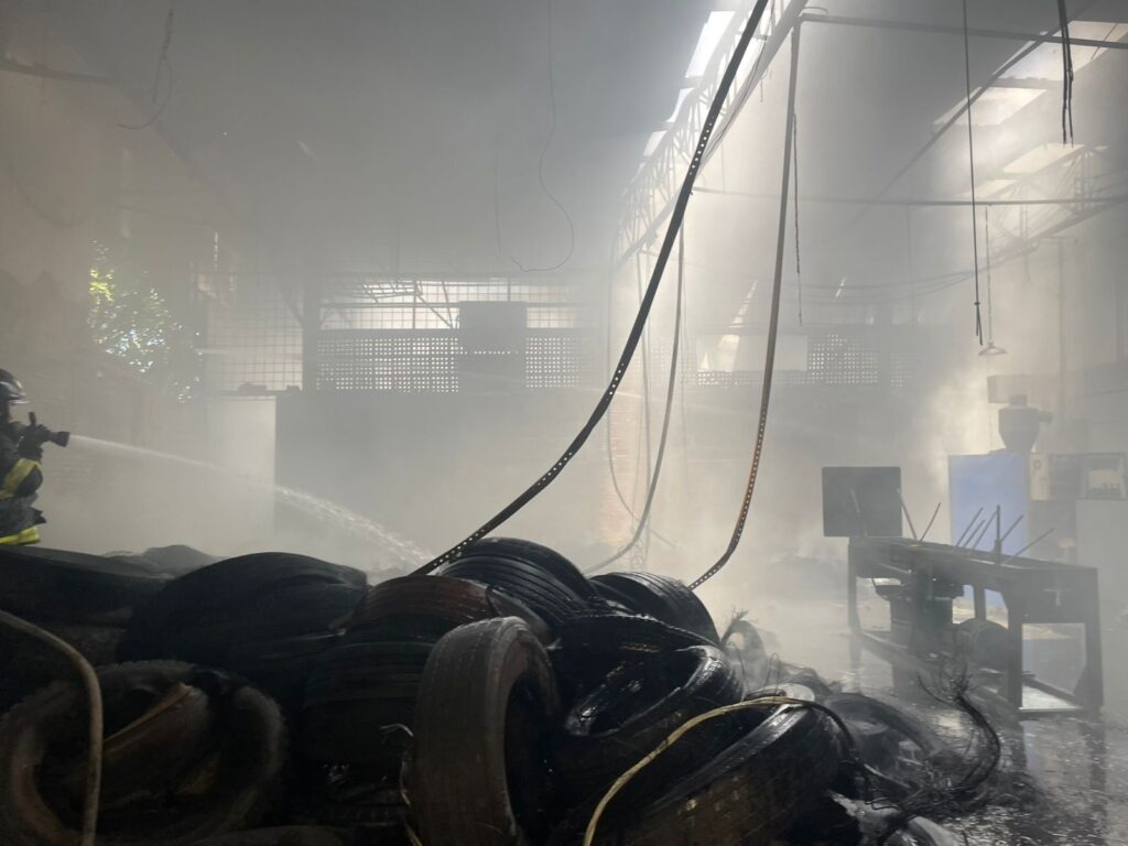 Fumaça densa também dificultou trabalho dos bombeiros - Foto/Defesa Civil