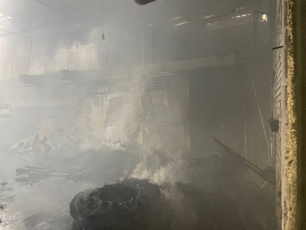 Fumaça na parte interna do barracão atingido pelo fogo - Foto/Defesa Civil