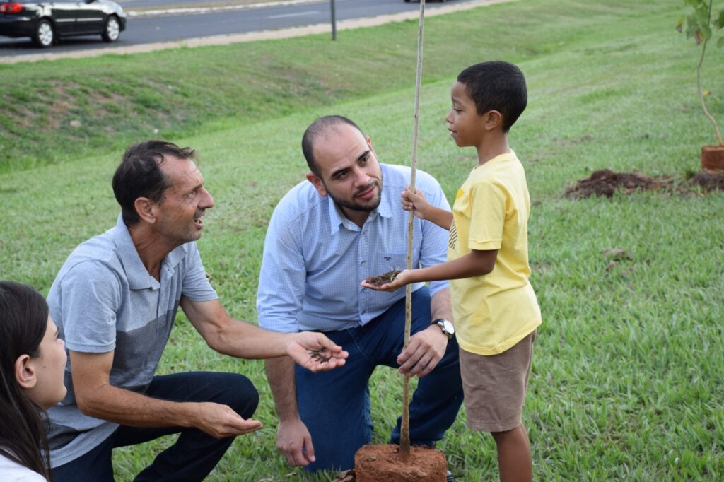 Prefeito Diogo Ceschim participa do plantio de árvores - Colab./Ass. de Imprensa