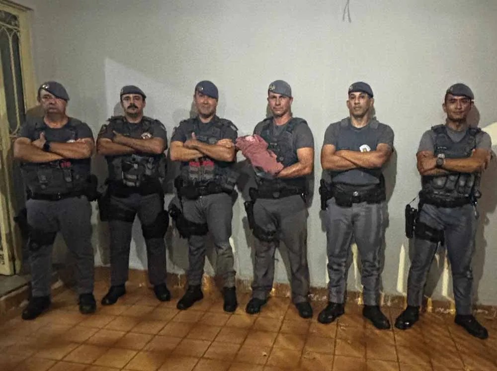 Policiais militares com bebê recém nascido - Colab./PM