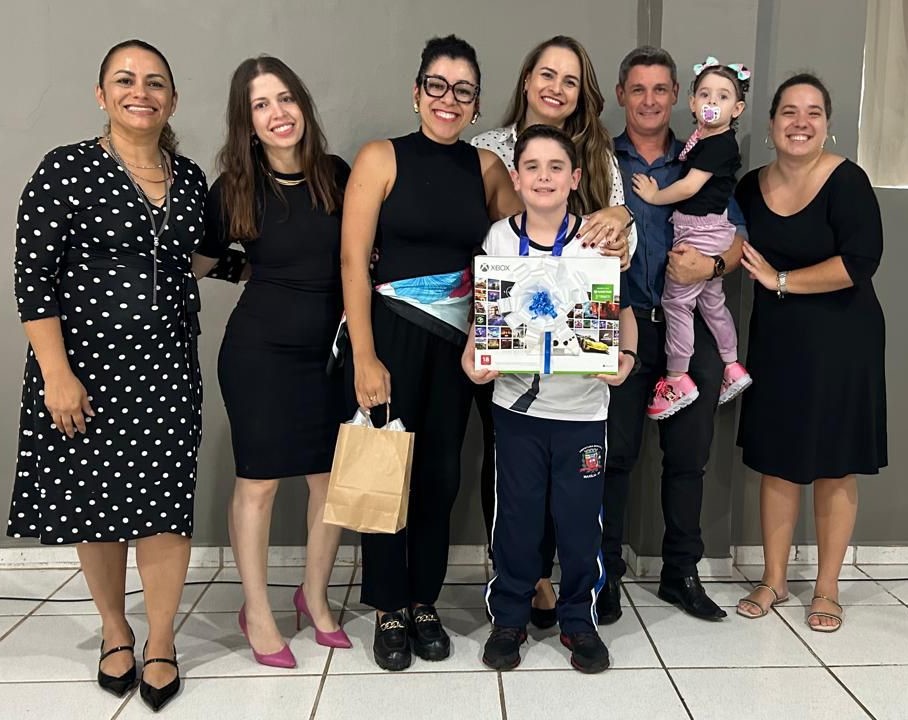 Aluna ao lado da secretária Rosemeire Frazon e familiares - Colab./Ass. de Imprensa