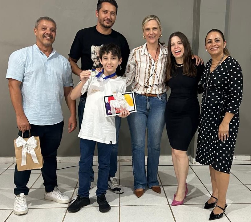 Aluno e familiares após receber premiação - Colab./Ass. de Imprensa