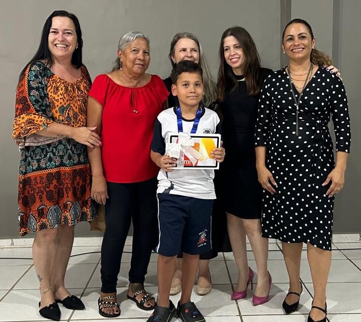 Alunos que se destacaram receberam tablets - Colab./Ass. de Imprensa