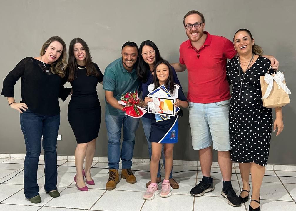 Aluna exibe premiação recebida em olimpiada - Colab./Ass. de de Imprensa