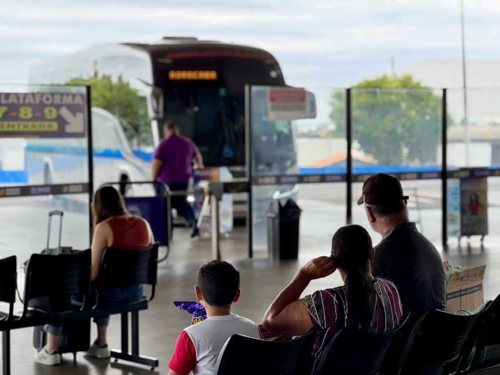 Passageiros aguardam ônibus na rodoviária - Colab./Ass. de Imprensa
