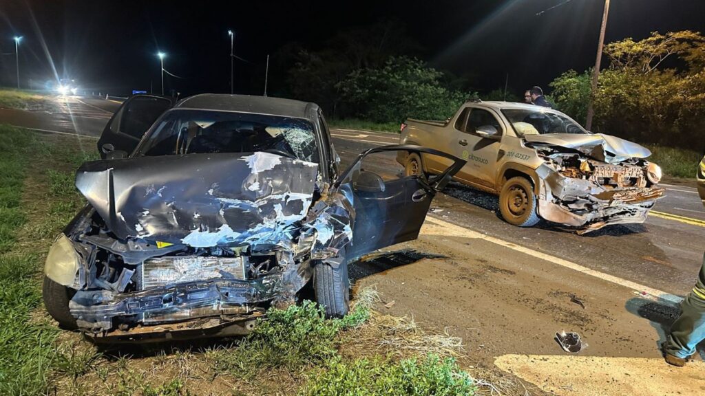 Veículos bateram de frente na BR-153 - Colab./PRF