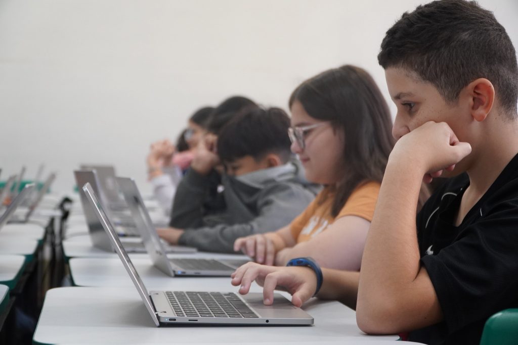 Estudantes utilizam o computador durante atividade escolar - Colab./Ass. de Imprensa
