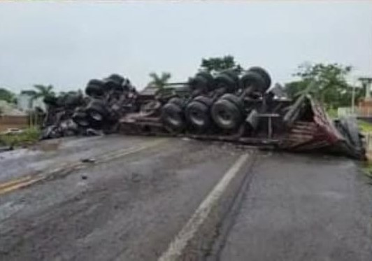 Caminhão tombou após ser atingido pelo carro - Colab./Pol. Rodoviária