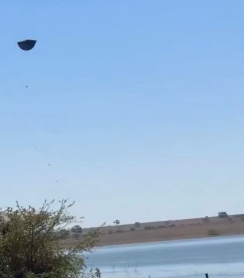 Vento forte lançou barracar para o ar: vídeo viralizou - Foto: Marcos Vinícius Gonçalves dos Santos/Arquivo pessoal