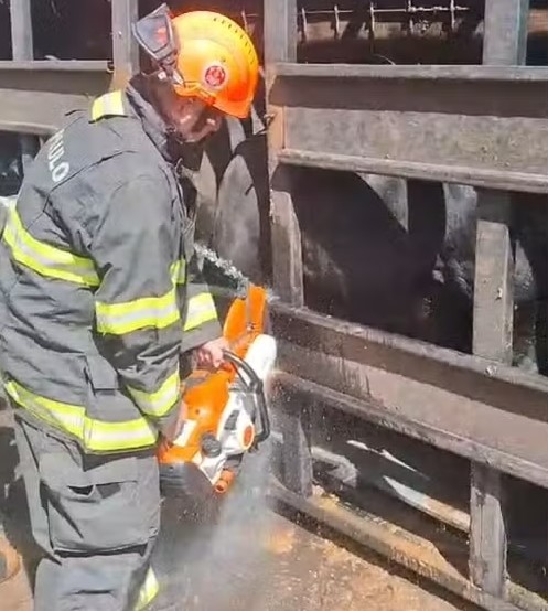 Bombeiro corta estrutura de ferro, após acidente - Colab./Corpo de Bombeiros
