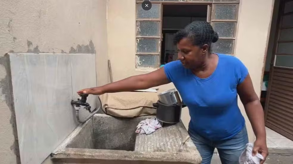 Moradora de Garça abre torneira de tanque, sem água - Reprodução/TV TEM