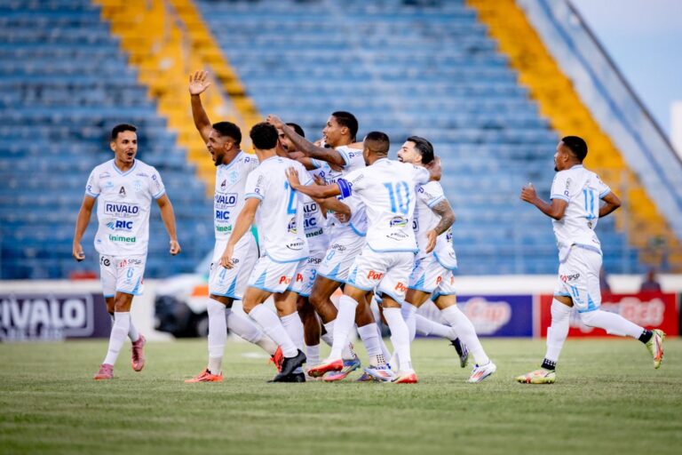 Jogadores comemoram gol marcado na parida - Foto/Matheus Dahsan