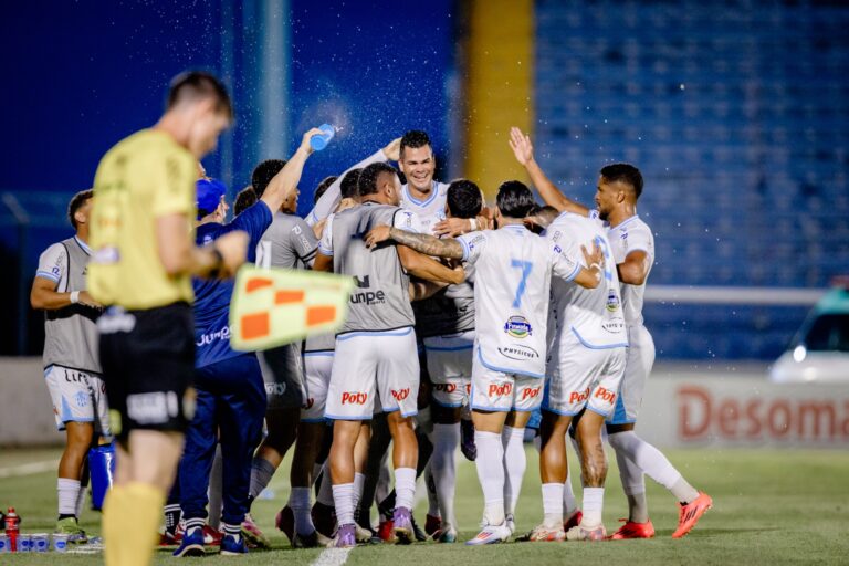Atletas comemoram mais um gol maqueano - Foto/Matheus Dahsan