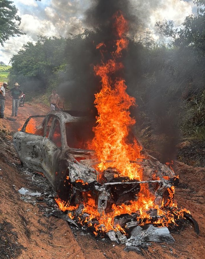 Chamas tomaram conta do carro de luxo - Reprodução/Redes sociais