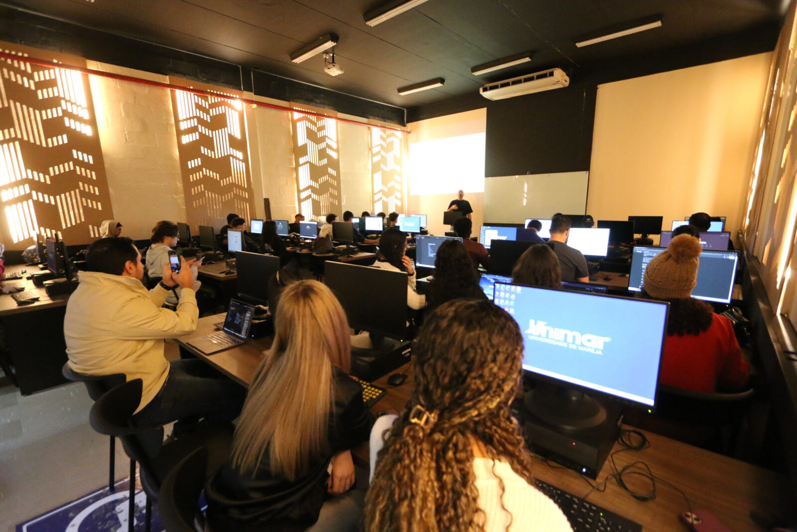 Alunos do curso de tecnologia no laboratório - Colab./Ass. de Imprensa