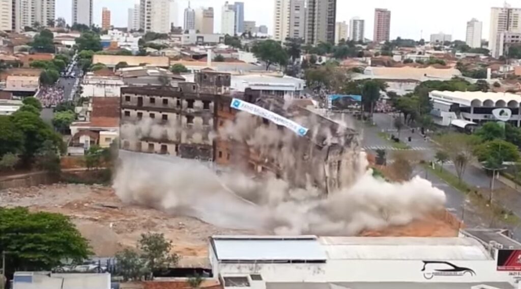 Prédio do Hospital Modelo foi implodido em 2013 - Foto/Facebook Conceito Projetos