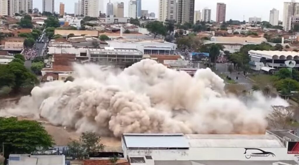 Prédio virou fumaça em menos de 60 segundos - Foto/Facebook Conceito Projetos