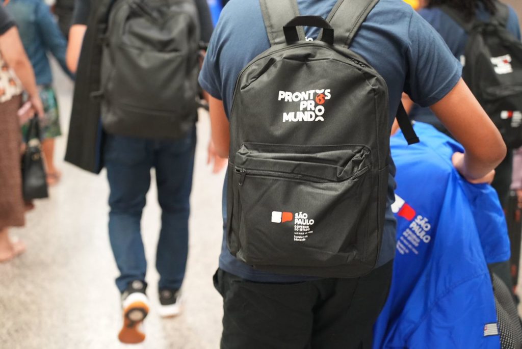 Estudantes com mochilas do programa Prontos pro Mundo - Colab./Ass. de Imprensa
